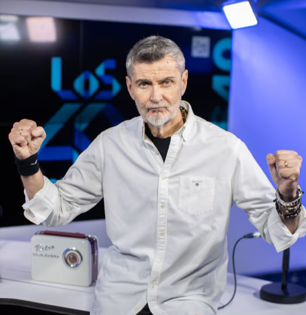 Fernandisco posando en estudio con los punos en alto