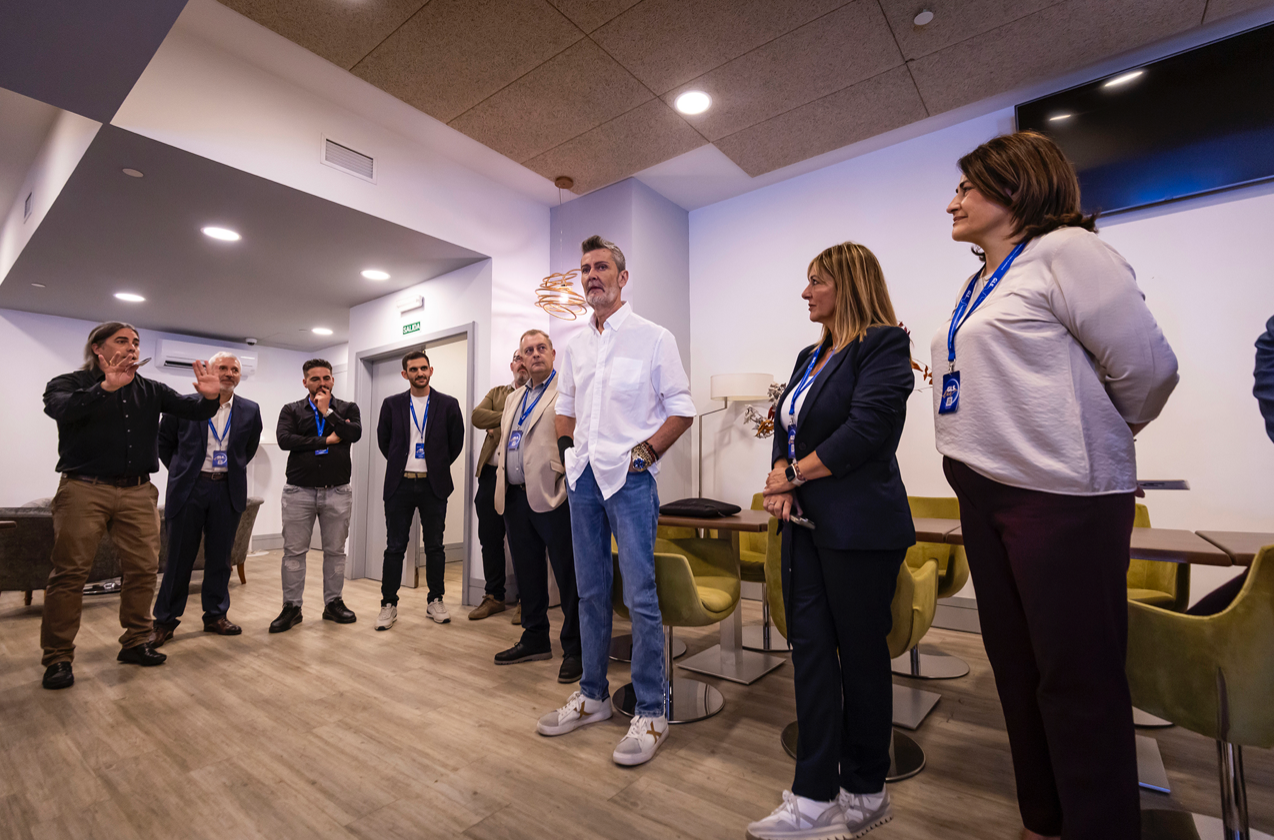 Fernandisco durante una dinamica presencial con un equipo profesional