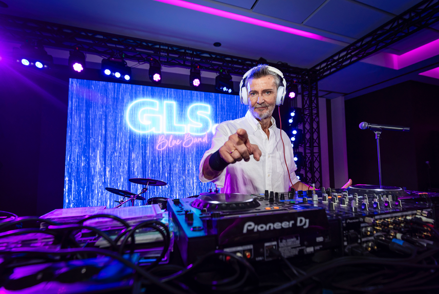 Fernandisco pinchando en directo frente a un escenario iluminado