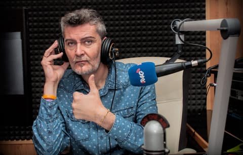 Fernandisco en estudio de radio con auriculares y micrófono profesional