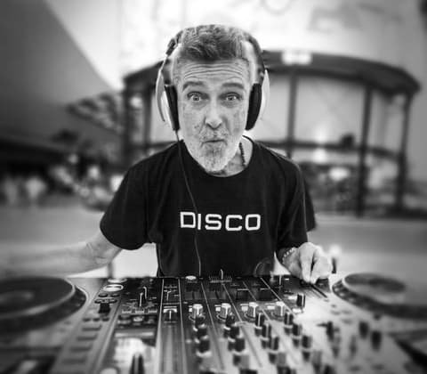 Fernandisco cantando en escenario durante un directo remember de los 90