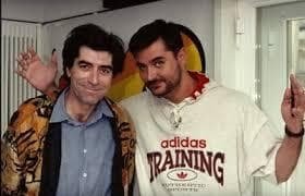 Fernandisco posando junto a un artista invitado en una fotografia historica