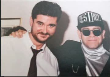 Fernandisco junto a una leyenda de la musica en una fotografia de archivo